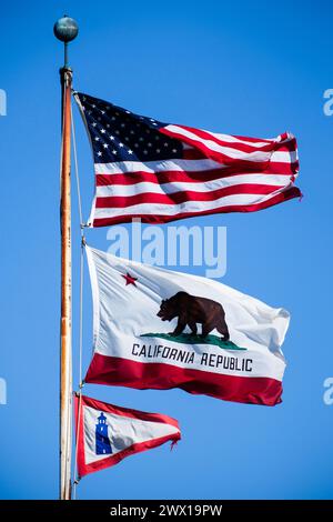 US- und kalifornische Flaggen am Pigeon Point Light House, Pescadero, Kalifornien, USA. Stockfoto