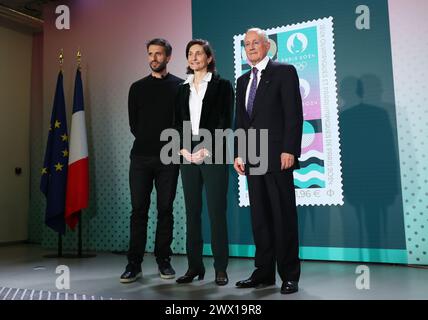 (240327) -- PARIS, 27. März 2024 (Xinhua) -- Präsident des Organisationskomitees von Paris 2024 Tony Estanguet, französische Sportministerin Amelie Oudea-Castera und Chief Executive Officer der La Poste Group Philippe Wahl (L-R) enthüllen Sie die offizielle Briefmarke für die Olympischen und Paralympischen Spiele 2024 in Paris, Frankreich, während einer Präsentation im französischen Postmuseum am 26. März 2024. Inspiriert von der visuellen Identität der Olympischen Spiele in Paris, zeigt die Marke berühmte Orte wie den Eiffelturm und die seine, mit sportlichen Elementen von Leichtathletikbahnen und Ballschlägen in Stockfoto