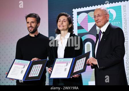 (240327) -- PARIS, 27. März 2024 (Xinhua) -- Präsident des Organisationskomitees von Paris 2024 Tony Estanguet, französische Sportministerin Amelie Oudea-Castera und Chief Executive Officer der La Poste Group Philippe Wahl (L-R) posieren Sie mit den offiziellen Briefmarken für die Olympischen und Paralympischen Spiele 2024 während einer Präsentation im französischen Postmuseum in Paris, Frankreich, 26. März 2024. Inspiriert von der visuellen Identität der Olympischen Spiele in Paris, zeigt die Marke berühmte Orte wie den Eiffelturm und die seine mit sportlichen Elementen von Leichtathletikbahnen und Ballschlägen Stockfoto