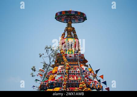 Dekorierte Oberseite des Autos während der Prozession um den Kapaleeshwarar Tempel, Mylapore, Chennai, Indien während des Mylapore Panguni Festivals. Stockfoto