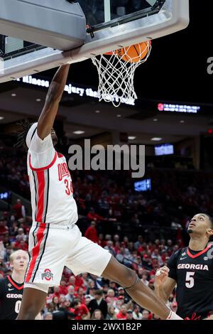 Columbus, Ohio, USA. März 2024. Ohio State Buckeyes Center Felix Okpara (34) taucht den Ball früh im Spiel zwischen den Georgia Bulldogs und den Ohio State Buckeyes im Ohio Stadium in Columbus, Ohio. (Kreditbild: © Scott Stuart/ZUMA Press Wire) NUR REDAKTIONELLE VERWENDUNG! Nicht für kommerzielle ZWECKE! Stockfoto