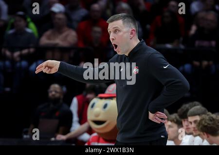 Columbus, Ohio, USA. März 2024. Ohio State Buckeyes Head Coach Jake Diebler reagiert am Rande des Spiels zwischen den Georgia Bulldogs und den Ohio State Buckeyes im Ohio Stadium in Columbus, Ohio. (Kreditbild: © Scott Stuart/ZUMA Press Wire) NUR REDAKTIONELLE VERWENDUNG! Nicht für kommerzielle ZWECKE! Stockfoto