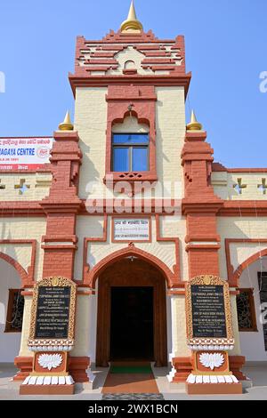 Eintritt zum Jaya Sri Mahabodhi Vihara in der Mahabodhi Society of India in Bodhgaya, gegenüber dem Hauptkomplex des Mahabodhi Tempels Stockfoto