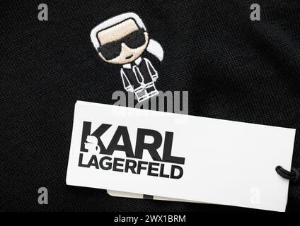 LONDON, Großbritannien – 15. FEBRUAR 2024: Karl Lagerfeld Logo-Anhänger und Emblem auf schwarzem Premium-Stoff. Stockfoto