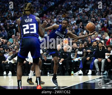 Sacramento, CA, USA. März 2024. Der Garde de’Aaron Fox (5) der Sacramento Kings (5) greift am Dienstag, den 26. März 2024, in Sacramento zum Ball. (Kreditbild: © Paul Kitagaki Jr./ZUMA Press Wire) NUR REDAKTIONELLE VERWENDUNG! Nicht für kommerzielle ZWECKE! Stockfoto