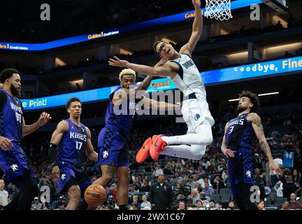 Sacramento, CA, USA. März 2024. Sacramento Kings Mason Jones (8) und Dallas Mavericks Center Dwight Powell (7) kämpfen um Rebound während eines Spiels im Golden 1 Center am Dienstag, den 26. März 2024 in Sacramento. (Kreditbild: © Paul Kitagaki Jr./ZUMA Press Wire) NUR REDAKTIONELLE VERWENDUNG! Nicht für kommerzielle ZWECKE! Stockfoto