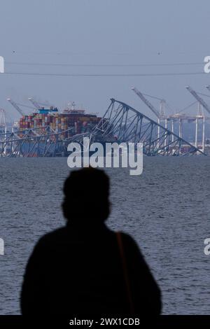 Die Zuschauer sehen die Rettungsbemühungen der Behörden, als sie nach Personen suchen, die unter den Überresten der Francis Scott Key Bridge außerhalb von Baltimore, Maryland, gefangen sind, nachdem ein Containerschiff am Dienstag, den 26. März 2024 in Baltimore, MD, USA, die Brücke getroffen hatte. Sechs Menschen werden vermisst und sind vermutlich tot, nachdem ein Containerschiff die Francis Scott Key Bridge in Baltimore getroffen hat. Die Küstenwache sagte, sie habe ihre Suche eingestellt und eine Erholungsbemühungen begonnen. Mehrere Fahrzeuge überquerten die Brücke, die mehr als 1,6 km lang ist, als sie zusammenfiel Stockfoto