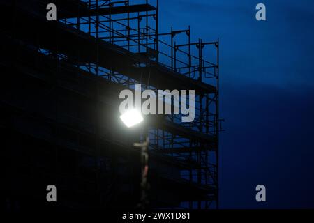 München, Deutschland. März 2024. Gerüste stehen auf einer Baustelle auf der Hülle eines neuen Gebäudes. Quelle: Sven Hoppe/dpa/Alamy Live News Stockfoto