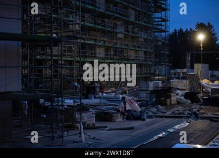 München, Deutschland. März 2024. Gerüste stehen auf einer Baustelle auf der Hülle eines neuen Gebäudes. Quelle: Sven Hoppe/dpa/Alamy Live News Stockfoto