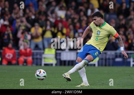 Madrid, Spanien. März 2024. Madrid Spanien; 26.03.2024.- der brasilianische Nationalspieler Lucas Paquetá feiert mit seinen Teamkollegen sein Elfentor. Spanien zieht Brasilien 3-3 in einem Freundschaftsspiel an. Die spanische Nationalmannschaft zieht 3-3 mit ihrem brasilianischen Kollegen im Santiago Bernabeu Stadion in der Hauptstadt des Königreichs Spanien an. Tor spanien Rodri Hernandez 12 (Elfmeter) und 87  (Elfmeter), Dani Olmo 36  Tor Brasilien Rodrigo geht 40 , Endrikc Felipe 50 , Lukas lPaqueta 90 6 , Credit: Juan Carlos Rojas/dpa/Alamy Live News Stockfoto