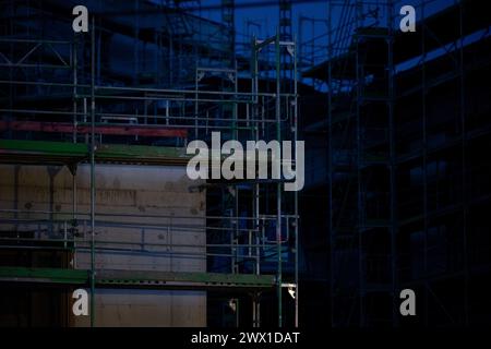 München, Deutschland. März 2024. Gerüste stehen auf einer Baustelle auf der Hülle eines neuen Gebäudes. Quelle: Sven Hoppe/dpa/Alamy Live News Stockfoto