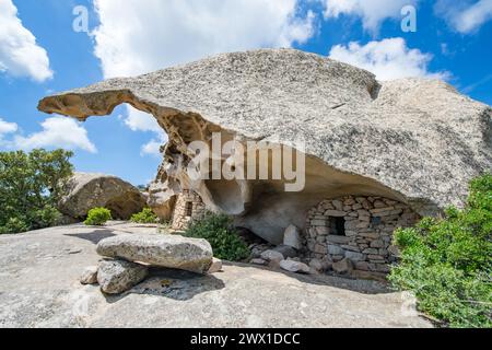 FRANKREICH. CORSE DU SUD, SÜDKORSIKA (2A), MONACIA D'AULLENE, SERRAGIA, DIE ORIU VON SERRAGGIA IN MONACIA D'AULLENE IST EIN VON S ENTWICKELTES NATÜRLICHES SCHUTZHAUS Stockfoto