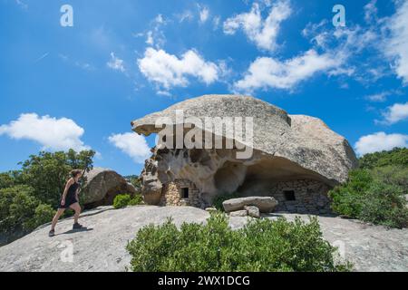 // FRANKREICH. CORSE DU SUD, SÜDKORSIKA (2A), MONACIA D'AULLENE, SERRAGIA, DIE ORIU VON SERRAGGIA IN MONACIA D'AULLENE IST EIN NATÜRLICHER UNTERSCHLUPF, ENTWICKELT B Stockfoto