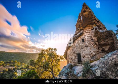 FRANKREICH. CORSE-DU-SUD (2A) EIN PRÄHISTORISCHES RELIKT IN DER NÄHE VON SOTTA IM SÜDEN DER INSEL, ERZÄHLT DER ORIU DI CANNI EINE FESSELNDE GESCHICHTE: IN PRÄHISTORISCHER ZEIT Stockfoto