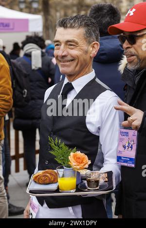 'LA COURSE DES CAFES' DE RETOUR APRES UN ARRET DE 12 ANS DANS LES RUES DU 4E ARRONDISSEMENT DE PARIS LE 24. MÄRZ 2024. 300 TEILNEHMER DOIVENT ETRE EN Stockfoto