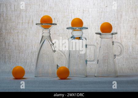 Stillleben mit Glaswaren und Orangenkugeln Stockfoto
