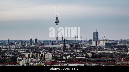 Berlin, Deutschland. März 2024. Skyline mit dem Berliner Fernsehturm. Quelle: Britta Pedersen/dpa/Alamy Live News Stockfoto