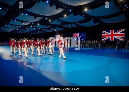 Arlington, Virginia, USA. März 2024. Soldaten, die dem 3. US-Infanterieregiment (The Old Guard) und der US Army Band (Pershing's Own) zugewiesen wurden willkommen den australischen Chef der Armee, Generalleutnant Simon Stuart, und den britischen Generalstabschef Sir Patrick Sanders mit einer Ankunftszeremonie der Armee voller Ehre in der Conmy Hall in Fort Myer, Virginia, März. 11, 2024. Stuart und Sanders erhielten die Legion of Merit vom Stabschef des Armeegenerals Randy A. George für ihre hervorragenden Leistungen im Militärdienst. (Foto: Ulian Patricio) (Foto: © U.S. Army/ZUMA Press Wire) EDITORIAL Stockfoto