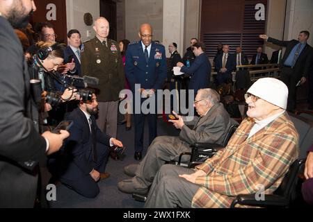 Arlington, Virginia, USA. März 2024. Stabschef der US-Armee, General Randy A. George, links, und der Vorsitzende der Joint Chiefs of Staff, General Charles Q. Brown, Center, treffen sich mit Veteranen der Ghost Army aus dem Zweiten Weltkrieg, bevor eine Zeremonie zu Ehren der Veteranen in der Emancipation Hall im US-Kapitol in Washington, DC, am 21. März 2024 stattfand. Während der Zeremonie erhielten Ghost Army-Veteranen, die zuvor den Sondertruppen des 23. Hauptquartiers und der 3133. Signal Service Company zugeteilt waren, die Goldmedaille des Kongresses für ihre bedeutenden Beiträge zur Niederlage gegen Nazi-Deutschland und Stockfoto