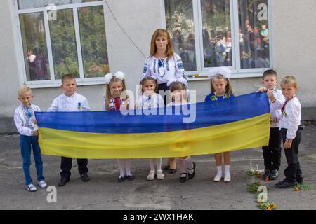 3. September 2018 Ukraine Nova Skvaryava, Schüler mit ukrainischer Flagge und Lehrer im Hof Stockfoto