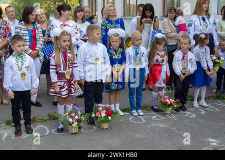 3. September 2018 Ukraine Nova Skvaryava, ukrainische Kinder auf dem Schulhof auf der ersten Glocke Stockfoto