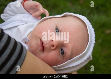 Ein neugeborenes Baby schaut auf den Rücken ihrer Mutter Stockfoto