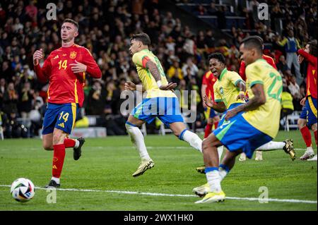 Madrid, Spanien. März 2024. Lucas Paqueta aus Brasilien (L) feiert sein Tor mit Endrick de Sousa aus Brasilien (R) während des Freundschaftsfußballspiels zwischen den Nationalmannschaften Spaniens und Brasiliens im Estadio Santiago Bernabeu, Madrid. Quelle: Unabhängige Fotoagentur/Alamy Live News Stockfoto