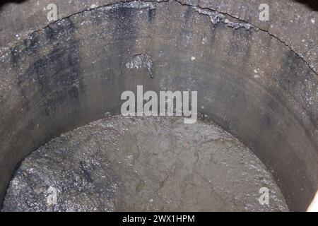 Eine Toilette ist in einer Abwassergrube gefüllt, eine Abwassergrube ist offen Stockfoto