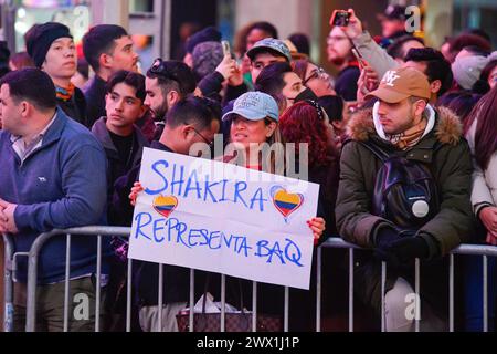 Fans beobachten die kolumbianische Singer-Songwriterin Shakira, die am 26. März 2024 in New York an der südöstlichen Ecke Broadway und 47th Street in Midtown Manhattan auftritt. Sie tritt auf der TSX Entertainment Bühne vor Hunderten von Fans auf dem berühmten Times Square auf. Während ihres Auftritts in The Tonight Show Starring Jimmy Fallon am Montag bestätigte sie, dass sie in diesem Jahr eine Tour in Betracht zieht. Las Mujeres Ya No Lloran, ihr erstes neues Album seit sieben Jahren, wurde am 22. März veröffentlicht. (Foto: Deccio Serrano/NurPhoto) Stockfoto