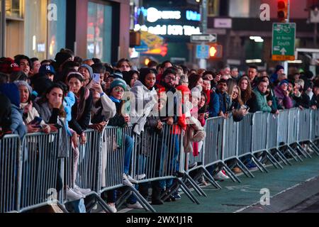 Fans beobachten die kolumbianische Singer-Songwriterin Shakira, die am 26. März 2024 in New York an der südöstlichen Ecke Broadway und 47th Street in Midtown Manhattan auftritt. Sie tritt auf der TSX Entertainment Bühne vor Hunderten von Fans auf dem berühmten Times Square auf. Während ihres Auftritts in The Tonight Show Starring Jimmy Fallon am Montag bestätigte sie, dass sie in diesem Jahr eine Tour in Betracht zieht. Las Mujeres Ya No Lloran, ihr erstes neues Album seit sieben Jahren, wurde am 22. März veröffentlicht. (Foto: Deccio Serrano/NurPhoto) Stockfoto