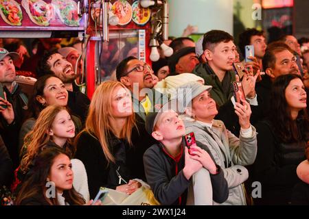 Fans beobachten die kolumbianische Singer-Songwriterin Shakira, die am 26. März 2024 in New York an der südöstlichen Ecke Broadway und 47th Street in Midtown Manhattan auftritt. Sie tritt auf der TSX Entertainment Bühne vor Hunderten von Fans auf dem berühmten Times Square auf. Während ihres Auftritts in The Tonight Show Starring Jimmy Fallon am Montag bestätigte sie, dass sie in diesem Jahr eine Tour in Betracht zieht. Las Mujeres Ya No Lloran, ihr erstes neues Album seit sieben Jahren, wurde am 22. März veröffentlicht. (Foto: Deccio Serrano/NurPhoto) Stockfoto