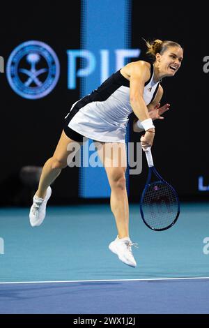 MIAMI GARDENS, FLORIDA - 26. MÄRZ: Maria Sakkari aus Griechenland dient Elena Rybakina aus Kasachstan während ihres Einzel-Spiels bei den Miami Open im Hard Rock Stadium am 26. März 2024 in Miami Gardens, Florida. (Foto: Mauricio Paiz) Stockfoto