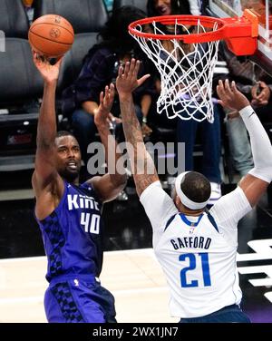 Sacramento, USA. März 2024. Harrison Barnes (L) von Sacramento Kings schießt den Ball während eines regulären NBA-Saisonspiels zwischen Sacramento Kings und Dallas Mavericks in Sacramento, USA, am 26. März 2024. Quelle: Wu Xiaoling/Xinhua/Alamy Live News Stockfoto