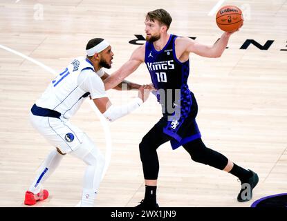 Sacramento, USA. März 2024. Domantas Sabonis (R) von Sacramento Kings kontrolliert den Ball während eines regulären NBA-Saisonspiels zwischen Sacramento Kings und Dallas Mavericks in Sacramento, USA, am 26. März 2024. Quelle: Wu Xiaoling/Xinhua/Alamy Live News Stockfoto