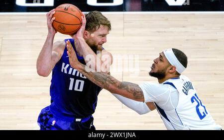 Sacramento, USA. März 2024. Domantas Sabonis (L) von Sacramento Kings streitet um den Ball während eines regulären NBA-Saisonspiels zwischen Sacramento Kings und Dallas Mavericks am 26. März 2024 in Sacramento, USA. Quelle: Wu Xiaoling/Xinhua/Alamy Live News Stockfoto