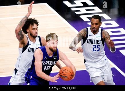 Sacramento, USA. März 2024. Domantas Sabonis (C) von Sacramento Kings streitet um den Ball während eines regulären NBA-Saisonspiels zwischen Sacramento Kings und Dallas Mavericks am 26. März 2024 in Sacramento, USA. Quelle: Wu Xiaoling/Xinhua/Alamy Live News Stockfoto