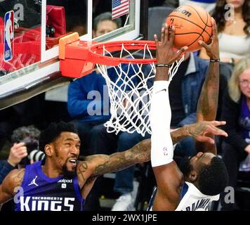 Sacramento, USA. März 2024. Tim Hardaway Jr. (R) of Dallas Mavericks taucht den Ball während eines NBA-Spiels zwischen Sacramento Kings und Dallas Mavericks am 26. März 2024 in Sacramento, USA. Quelle: Wu Xiaoling/Xinhua/Alamy Live News Stockfoto