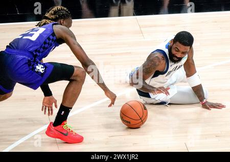 Sacramento, USA. März 2024. Kyrie Irving (R) von Dallas Mavericks streitet um den Ball während eines NBA-Spiels zwischen Sacramento Kings und Dallas Mavericks am 26. März 2024 in Sacramento, USA. Quelle: Wu Xiaoling/Xinhua/Alamy Live News Stockfoto