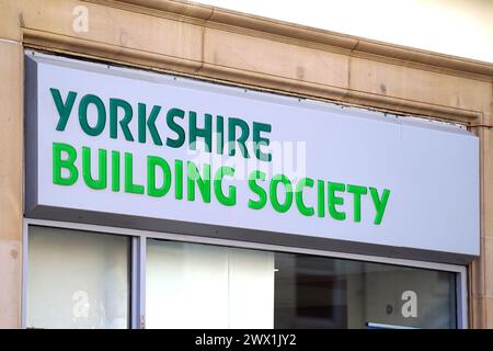 Aktenfoto vom 18. Januar 04/23 mit einer allgemeinen Ansicht einer Bank der Yorkshire Building Society in Sheffield, Großbritannien. Eine Baugesellschaft hat für Erstkäufer eine Kaution von 5.000 £ eingeführt, die es angehenden Hauseigentümern ermöglicht, potenziell bis zu 99 % des Immobilienwertes zu leihen. Ausgabedatum: Mittwoch, 27. März 2024. Stockfoto