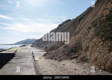 Folkestone, Großbritannien. März 2024. Image © lizenziert für Parsons Media. 27/03/2024. Folkestone, Großbritannien. Folkestone The Warren Landslip File Images. Am 20. März 2024 aufgenommene Aufnahmen der Erdrutsche auf dem Folkestone-Warren und ihrer Auswirkungen auf die Seeverkehrssysteme. Die Bahnstrecke zwischen Folkestone und Dover liegt sehr nahe an diesen Erdrutschen. Foto: Dirk Seyfried/Parsons Media Credit: andrew parsons/Alamy Live News Stockfoto