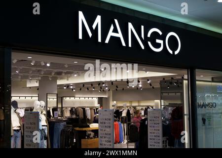 Warschau, Polen - 17. März 2024: Mango Shop Outlet Store. Marke Mango Unternehmen . Hochwertige Fotos Stockfoto