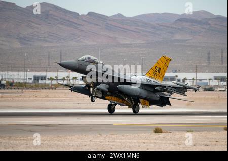 Ein F-16C Fighting Falcon, der dem 20th Fighter Wing, der Shaw Air Force Base (AFB) zugeordnet ist, landet, um sich auf die Red Flag-Nellis 23-2 in Nellis AFB vorzubereiten Stockfoto