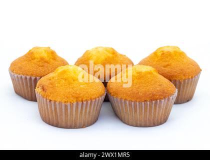 Frische hausgemachte Cupcakes auf weißem Hintergrund. Stockfoto