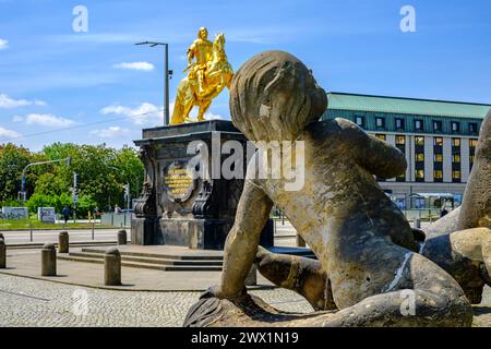 Östlicher Nymphe-Brunnen mit Blick auf den Goldenen Reiter auf dem Neustädter Markt in Dresden, Sachsen, Deutschland. Stockfoto