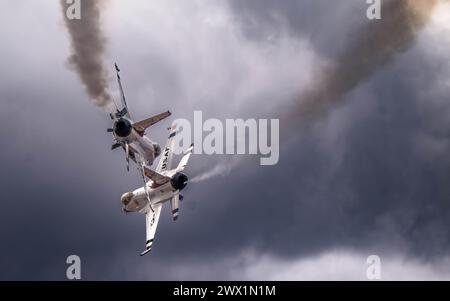 F-16 Fighting Falcons der US Air Force, die dem Demonstrationsteam der US Air Force, den „Thunderbirds“, zugeordnet sind. Stockfoto