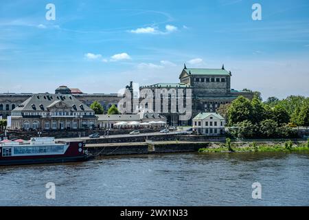 Italienisches Dorf und Semperoper am Theaterplatz in der inneren Altstadt von Dresden, Sachsen, Deutschland, nur für redaktionelle Zwecke. Stockfoto