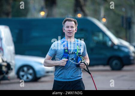 London, England, Großbritannien. März 2024. Der Kanzler JEREMY HUNT wird in Westminster während der Morgenübungen gesehen. (Kreditbild: © Tayfun Salci/ZUMA Press Wire) NUR REDAKTIONELLE VERWENDUNG! Nicht für kommerzielle ZWECKE! Stockfoto