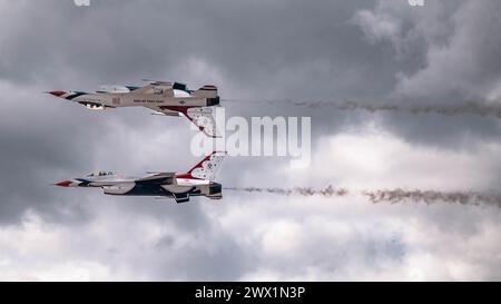F-16 Fighting Falcons der US Air Force, die dem Demonstrationsteam der US Air Force, den „Thunderbirds“, zugeordnet sind. Stockfoto