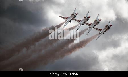 F-16 Fighting Falcons der US Air Force, die dem Demonstrationsteam der US Air Force, den „Thunderbirds“, zugeordnet sind. Stockfoto