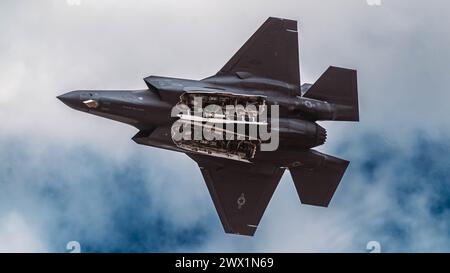 Eine F-35 Lightning II, die dem F-35 Demonstrationsteam zugewiesen wurde, zollt der Vergangenheit Gegenwart und Zukunft des Luftfahrtzolls der Luftwaffe Tribut Stockfoto